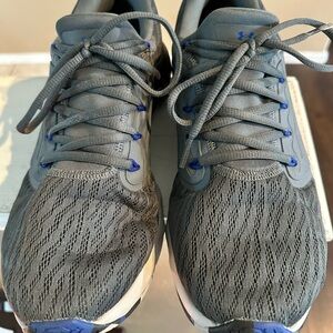 Men’s 10.5 Under Armour Gray and Blue Athletic Shoes with Cushioned Midsole